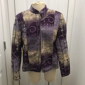 Woman’s floral pattern tapestry jacket comes in brown & purple with two pockets.